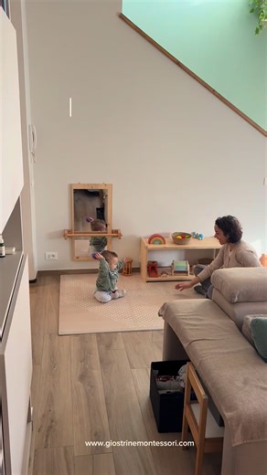 Ottimizzare i tempi con un bambino piccolo significa scegliere consapevolmente ciò che semplifica davvero le giornate.✨ Ad esempio: • Riporre l’albero intero (in soffitta), dentro una busta è stata una scelta semplice: niente smontaggio, niente scatole. • Spostarlo in un angolo più sicuro, per noi in cucina, ha evitato continui “no” e ci ha fatto vivere più serenamente questo periodo. • Fare la spesa grossa (quella più faticosa) online: per risparmiare tempo ed energie. • Ridurre gli oggetti in 