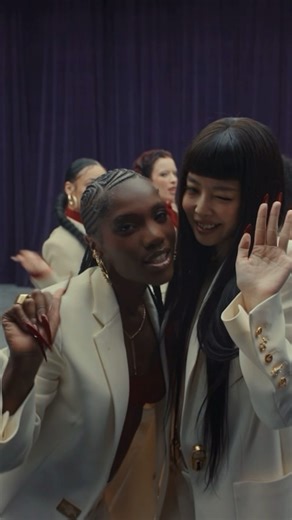 55K views · 290 reactions | JENNIE 最新 MV 公開！新歌〈ExtraL〉邀請到剛拿下 2025葛萊美獎「最佳饒舌專輯」大獎的現象級爆紅饒舌歌手 Doechii。 完整 MV 請看留言。 | VOGUE Taiwan | Facebook