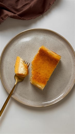 Emili Zaremba on Instagram: "Especial Festa Junina: Bolo de Fubá Cremoso Esse bolo fica super cremoso e com um sabor incrível. A minha receita de venda não levava açúcar, mas se quiserem trocar o adoçante por ele, fiquem a vontade!! Ingredientes 1 ovo 15g de coco ralado 100g de xilitol ou o adoçante que preferir 25g de queijo parmesão ralado 25g de farinha de aveia ou arroz 30g de manteiga 5g de fermento 100g de fubá 380g de leite integral gelado Preparo Bata os ingredientes (menos o fermento) n
