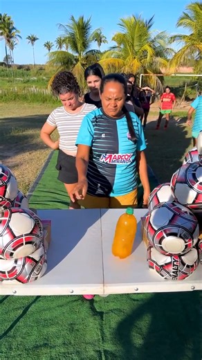 132K views · 1.2K reactions | Desafio da garrafa acerte a garrfa e ganha balo⚽拾 #bricadeiras #DESAFIO #desafiotiktok #jogo #brincadeiras #flourpower #strategy #prek #brainteaser #upcomingevents #superbowl #librarycard #footballrankings | desafios Super Equipe | Facebook