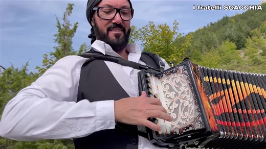 TUTTO PEPE (polka) I fratelli SCACCHIA campioni mondiali di organetto. Per SPETTACOLI Tel 3804133920. Inventori della