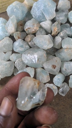 Sky Blue Topaz Rough Stone 💎 Physical Sky Blue Topaz Color: Light, soft sky-blue shade Chemical Composition: Aluminum silicate fluoride hydroxide (Al₂SiO₄(F,OH)₂) Hardness: 8 on the Mohs scale (quite durable) Luster: Vitreous (glassy shine) Clarity: Usually very clear with few inclusions Crystal System: Orthorhombic Transparency: Transparent to translucent Spiritual Properties: Promotes calmness and emotional balance Enhances communication and self-expression (often linked to the throat chakra)