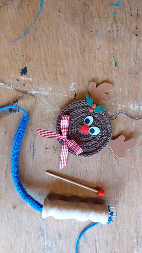 die Werklehrerin ● SANDRA on Instagram: "Strickliesel 🧶 In der Schule stricken die Kinder einen Strickschlauch mit der Strickliesel. Für diese Arbeit braucht man viel Geduld und eine gute Fingerfertigkeit. Aus dem entstandenen Strickschlauch gestalten die Schülerinnen und Schüler ein Rentier. Viele Kinder entscheiden sich für eine rote Nase und machen daraus Rudolph. 🦌🔴 In diesem Video könnt ihr sehen, wie ich den Strickschlauch beginne und abschließe. ❗️Auf meinem YouTube-Kanal findet ihr ei