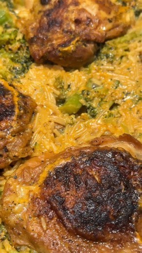 This One Pan Crispy Chicken Thighs and Broccoli Cheddar Rice is the kind of dinner that saves your sanity. Crispy seasoned chicken, cheesy rice, and tender broccoli all cooked in one pan means less cleanup and big comfort food energy. Made with Bailee’s Kitchen Low-Sodium All-Purpose Seasoning so you get bold flavor without all the salt. This is a perfect busy weeknight meal that still feels homemade and hearty. One pan meals, crispy chicken thighs, broccoli cheddar rice, easy chicken dinner, lo