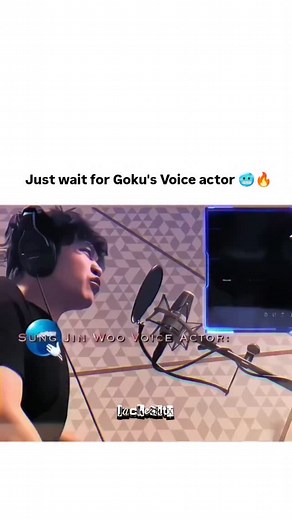 Goku on Instagram: "2001년 개봉한 영화 **“A Beautiful Mind”**는 단순히 천재 수학자의 삶을 다룬 작품이 아니라, 인간이 내면의 혼란 속에서도 어떻게 사랑과 신뢰로 자신을 되찾아가는지를 보여주는 깊은 이야기입니다. 화려한 계산 장면보다 존 내쉬가 마음속 그림자를 이겨내려는 순간들이 훨씬 더 오래 기억에 남죠. 특히 그가 현실과 환상 사이에서 흔들리면서도 끝까지 아내를 향한 마음을 놓지 않는 모습은 묘하게 가슴을 저릿하게 만듭니다. 이 영화에서 감정을 완성시키는 요소는 바로 잔잔한 피아노 선율과 차분한 배경음악입니다. 처음에는 조용히 스며들지만, 어느 순간 관객도 모르게 내쉬의 감정에 같이 잠기게 되죠. 후반부, 아내가 내쉬의 손을 잡아주던 장면에서는 음악과 화면이 자연스럽게 겹쳐지면서 눈시울이 뜨거워지는 경험을 하게 됩니다. 많은 이들이 “이 장면만 떠올려도 이상하게 마음이 찡하다”고 말하는 이유도 그 때문일 겁니다. 이 영화가 여러 상을 휩쓴 건