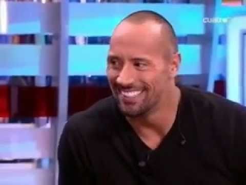 Dwayne Johnson singing "Hawaii-Bombay" (Spanish)