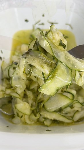 Idea veloce per l’antipasto, il contorno o l’aperitivo?🤩 Ecco il CARPACCIO DI ZUCCHINE 🥒 buono, facile e SENZA COTTURA 🥳 1 zucchina 50 ml circa di Olio di oliva q.b. Sale 1 limone Prezzemolo tritato (oppure origano o menta) Peperoncino a piacere 1 spicchiò aglio tritato Mezza tazzina di aceto Taglia le zucchine, mettile in uno scolapasta con poco sale a strati. Fai riposare per 10 m, poi preparara L’emulsione e con questa insaporisci le zucchine in una teglia. Fai marinare per almeno un ora l
