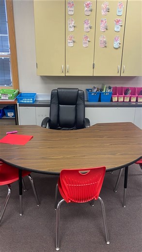 Kaylee Bisby | 2nd Grade Math on Instagram: "👉Comment TIPS and I’ll send over my blog post with my 6 tips on how to teach math effectively in 2nd grade I had a pivotal moment in my teaching career that made me learn how to teach math effectively. The lesson was on subtraction on an open number line, and I had just finished the direct instruction part of the lesson. I sent my students off to try it themselves. Moments later, half the class had their hands up needing help. I rushed from desk to d