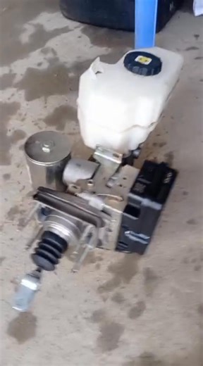 Le module ABS sur une Land Cruiser Prado ( et également sur plusieurs marques de voitures) a pour rôle d'empêcher le blocage des roues lors d'un freinage d'urgence, afin que le conducteur conserve la maîtrise de la direction. Il surveille la vitesse de chaque roue et, si un blocage est détecté, il module la pression de freinage de cette roue indépendamment des autres pour maintenir l'adhérence. Fonctionnement principal Surveillance : Des capteurs mesurent la vitesse de rotation de chaque roue en