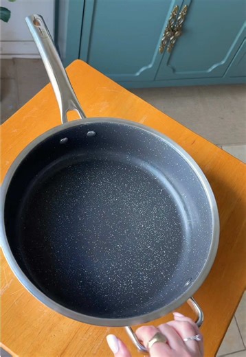 this is the kind of cookware that quickly becomes your most used piece - all the performance and versatility of high end pots and pans but without the luxury pricetag ✨ With a 5 quart capacity and deep curved sides, it’s stovetop AND oven safe - perfect for everything from sautéing vegetables to braising, roasting, or making full one-pan dinners. The tri-ply stainless steel construction with an aluminum core heats quickly and evenly from edge to edge, while the four-layer Dura-Pan ceramic nonsti