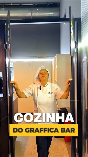 Graffica Bar em Belo Horizonte - Edifício Maletta BH on Instagram: "Dizem que quando você conhece a cozinha de um bar você não come mais nele… Mas por aqui, a gente mostra com todo prazer! Afinal a nossa maior preocupação é entregar aos nossos amigos e clientes o melhor! Não é atoa que somos o mais querido do Maletta! 😉 Com vocês nossa chef Silvana @napontadacolher_ #belohorizonte #barbh #restaurantebh #maletta"