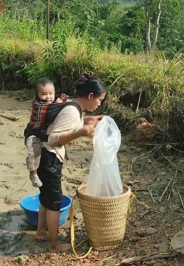 Baby Grows Up But Still Rides on Mom’s Back ❤️ Hard Life of a Strong Mother
