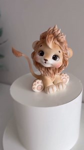🇬🇧🇺🇸 How cute is this lion cake topper?! 💛🦁We’re roaring with excitement over this adorable creation by @CukroweCuda, made using Saracino Pasta Model! 🎂✨With its perfect blend of smooth finish and delicious taste, Saracino makes every cake a royal treat. 🇮🇹 Quanto è carino questo dolce leone in pasta di zucchero?! 💛🦁Condividiamo con gioia questa decorazione fatta dalla bravissima @CukroweCuda, realizzata con la Pasta Model di Saracino! 🎂✨Con la sua texture perfetta e il sapore delizi