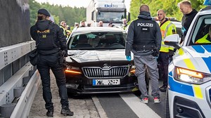Spektakuläre Verfolgungsjagd - Flüchtender rammt Polizeiauto