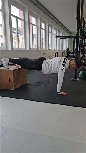 Übungsausführung alternating Shoulder taps heightened