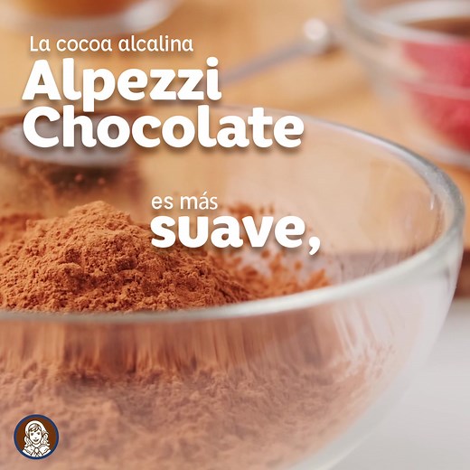 ¡La Cocoa Alcalina Alpezzi Chocolate es tan versátil que puede acompañar todos tus postres! 🍫✨ Tiene de un 22 a un 24 % de manteca de cacao lo que la hace perfecta para panificación, repostería, botanas y dulces untables; y gracias a su gran solubilidad también se puede usar en helados, bebidas calientes, cereales para el desayuno y productos lácteos. ¿Ya la conocías? ☺️ #AlpezziChocolate | Alpezzi Chocolate