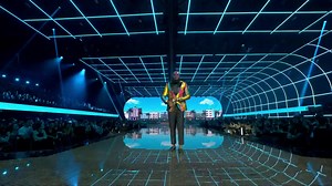 AKON & Becky G TURNED IT UP to 💯 with their performance of "¿Como No?" and we can't get enough!!! 💃🌴🥁 | MTV EMA