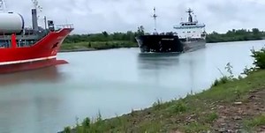 Deux navires entrent en collision frontale dans un canal canadien Une collision entre deux navires, le Florence Spirit et l’Alanis, a eu lieu le 11 juillet dans le canal de Welland, dans le sud de l’Ontario, rapporte ICI Radio-Canada, se référant à un responsable de la Corporation de gestion de la Voie maritime du Saint-Laurent. Des images de cet accident ont été mises en ligne sur les réseaux sociaux. | TOP FM Mauritius