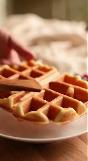Waffles Clásicos - Crujientes por fuera, suaves por dentro… 👉 Receta completa en la descripción.