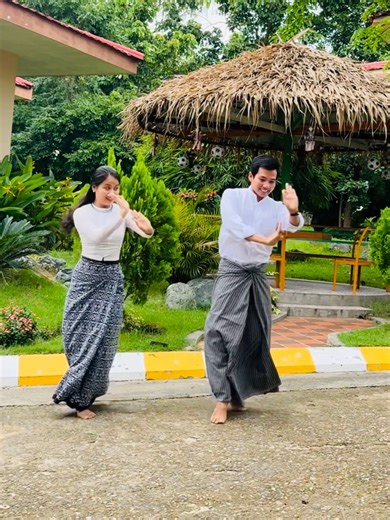 506K views · 15K reactions | ဒေဝစ္ဆရာအက နဲ့ ငြိမ့်ငြိမ့် ညောင်း ညောင်းနဲ့လှနေသော မြန်မာအက လေး။ #Myanmar #dance #မြန်မာ #zwelnyiaung #MyanmarTraditionalDance | Zwel Nyi Aung | Facebook