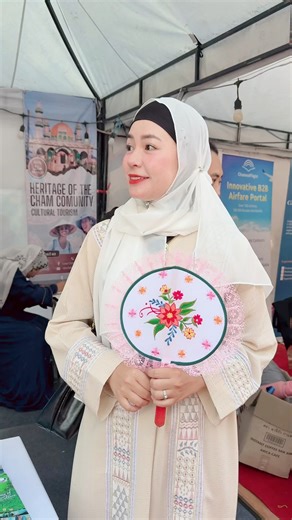 cùng Song Hỷ tham gia Hội Chợ Văn Hoá Quốc Tế Hồi Giáo tại Campuchia nha #TikTokAwardsVN #SongHỷVlog #EmGáiAnGiang | Song Hỷ Vlog