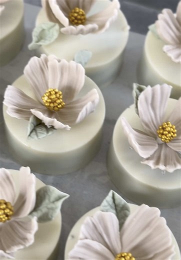 Creating Sugar Flower Decorations for Mini Cakes