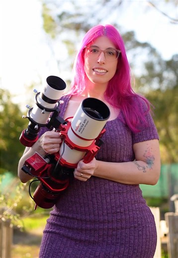 ¿Conoces la astrofotografía de campo amplio? 🔭✨ Muchas veces pensamos que para hacer buena astrofotografía necesitamos un telescopio cuanto más grande mejor. Creemos que hay que acercarse lo máximo posible al objeto para conseguir imágenes increíbles. Y sí, acercarse es fantástico… pero ¿has pensado alguna vez en alejarte? En fotografiar campos amplios del cielo. En incluir varias nebulosas en un mismo encuadre. En mostrar regiones completas de nuestra galaxia. La astrofotografía de campo ampli