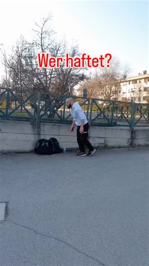 Spektakulärer Sprung – Mauer kippt einfach um! 🧱😳 In diesem Videoclip sieht man einen waghalsigen Sprung: Von Treppe zu Treppe, direkt mit den Füßen gegen eine Mauer – doch anstatt standzuhalten, kippt die ganze Mauer einfach um! Jetzt die spannende Frage: Wer haftet in so einem Fall? Die Verwaltung oder der Eigentümer, weil die Mauer nicht ausreichend gesichert war? Der Bauherr, wenn es sich um Baupfusch handelt? Oder die Person selbst, weil sie die Mauer „umgeschmissen“ hat? Dass eine Mauer 