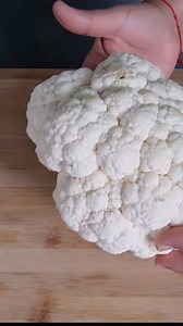Beignets de choux-fleurs 😍 🥣INGRÉDIENTS 🥣 Pour cuire les choux-fleurs 500 g de chou-fleur 1 càc de sel Rondelles d’un citron Pour la pâte à beignet 2 œufs ½ càc de sel 1 càc de paprika ½ càc de curcuma ½ càc de piment 2 càs de persil 1 càc d'ail écrasé 100 g de farine ½ verre de lait Frire dans un bain d’huile chaude #recipe #reelsfacebook #recettefacile | La cuisine de Hayat