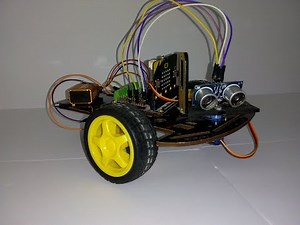 robot Micro:bit qui détecte et évite les obstacles
