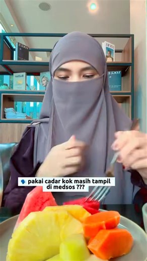 Niken Putri Andini on Instagram: "Jangan menJUDGE sesama muslimah.. dahulukan adab dlm bab menasihati.. hanya Allah yg tau niat seorang hamba #muslimahhijrah #muslimahbercadar #fyp #kontenislami #cadar"