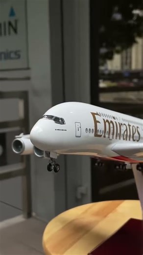 Модель літака Airbus A380 Emirates (1:160) зі звуковою LED-підсвіткою