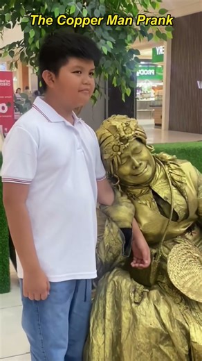 The copper man scared baby#scareprank #scarecam #scary #scared #funny #funnyprank #foryour #prank