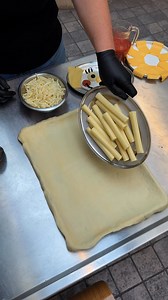 777K views · 1.2K reactions | Sheet Pan Spongebob Pizza! Krusty Krab approved 燎 #fblifestyle | Chefclub Network | Facebook