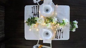 A great table setting sets the mood before the food! Do date night right with this stunning yet simple idea from our interior design experts | IKEA