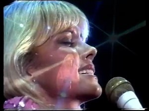 Eu cantava muito essa música e é a que mais me emocionava! Grease foi o primeiro filme que entrei clandestinamente no cinema sem ter a idade ! Na banda que inicei minha carreira como cantora , a Nova Geração, eu cantava a trilha toda do filme.... Olivia era uma grande amiga de Karen Carpenter! Poxa, sem palavras.... I used to sing this song a lot and it's the one that moved me the most! Grease was the first film that I smuggled into the cinema without being old enough! In the band where I starte