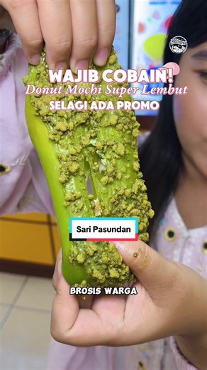 Warga Pekanbaru harus cobain donat mochi super lembut, kenyal dan lumer‼️🍩 Lagi-lagi Sari Pasundan ngeluarin menu donat variant baru yaitu donat mochi, ada 4 variant rasa, coklat, greentea, redvelvet dan vanila🤤 Teksturnya lembut banget, dibalut kulit mochi yang kenyal, terus ada isian cream lumer di dalam dan ditambah lagi dengan topping susu premium di atasnya🍩🤤 Dalam rangka menyambut Bulan Ramadhan, lagi ada promo spesial loh!🤩 🍩 Donat Mochi Satuan Rp12.000/Pcs → Rp8.000/Pcs 🍫 Kue Balo