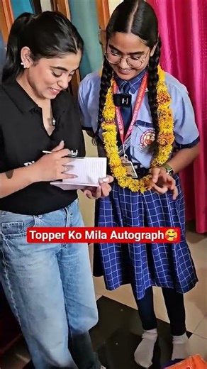 Topper Girl Ko Mila Autograph😍#physicswallah #samridhimam #class10 #pookie #boardexam #pw #cbse