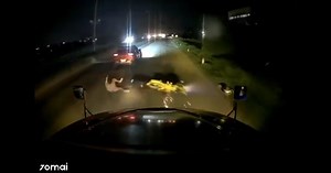 Ô tô vượt ẩu đẩy người đi xe máy ngã vào gầm xe container