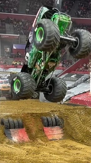 Grave digger doing a great backflip. #monsterjamworldfinal#gravedigger ##short