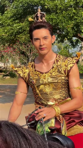 พระปิ่นทอง เสด็จแล้ว #ม่อนสุรศักดิ์ #พระปิ่นทอง ━━━━━━༻᯽༺━━━━━━ IG : @surasak_suwannawong ━━━━━━༻᯽༺━━━━━━ 📺 #แก้วหน้าม้า ช่อง 7HD กด 35 📲 ดูย้อนหลังครบทุกตอนที่ YouTube: Samsearn Official และ Facebook: Samsearn Original ✨ เบื้องหลังฟิตติ้ง–บวงสรวง–งานสร้าง สุดประณีตทุกขั้นตอน เฉพาะ สมาชิกสามเศียร เท่านั้น! 👉 รับชมได้ที่ YouTube และ Facebook Samsearn (เฉพาะสมาชิก) 🔔 สมัครง่ายเพียง 35 บาท/เดือน 📱 Android: สมัครได้ในแอป YouTube ช่องสามเศียร 🍎 iOS: เปิด Safari หรือ Google ค้นหา “ช่องสามเศียร Y