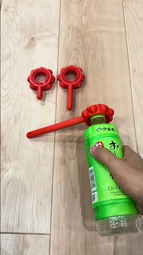 片手で開けられるペットボトルオープナー史上最も軽い力で開けられるペットボトルオープナー。