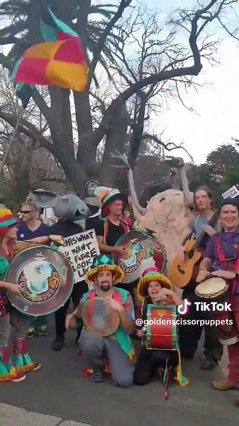 Entertain Kids with a Giant Puppet Show | Melbourne Parade