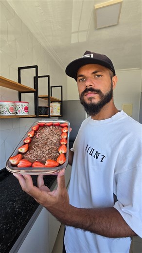 Mano Brownie on Instagram: "Receita de mousse sensação muito facil de fazer Ingredientes Mousse 1 - Leite condensado 2 - Creme de Leite 1 - Suco em pó (tang) de morango Ganache 200g - Chocolate meio amargo 1 - Creme de leite Decoração Morango e Raspas de Chocolate #receitas #receitasimples #doces"