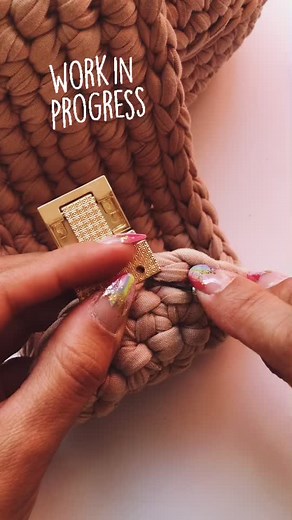 Colocando broche con trapillo: Taller de tejido