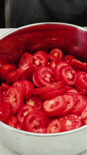 clip-4008140417-preparing-salt-pot-homemade-red-tomatoes-calabrese