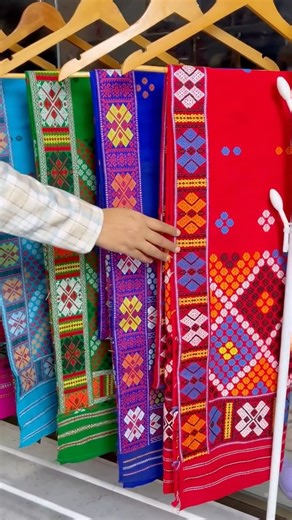 KOINA | Assamese Clothing Store on Instagram: "𝗣𝗮𝗱𝗺𝗶𝗻𝗶 𝗰𝗼𝘁𝘁𝗼𝗻 𝗺𝗲𝗸𝗵𝗲𝗹𝗮 𝘀𝗮𝗱𝗼𝗿 𝘄𝗶𝘁𝗵 𝗽𝗿𝗲𝗺𝗶𝘂𝗺 𝗺𝗼𝘁𝗶𝗳𝘀 𝘄𝗼𝗿𝗸- 𝗠𝗶𝘀𝗶𝗻𝗴 𝗰𝗼𝗹𝗹𝗲𝗰𝘁𝗶𝗼𝗻✨ ||Handmade Dhemaji|| Visit: 𝐰𝐰𝐰.𝐤𝐨𝐢𝐧𝐚.𝐢𝐧 (link in bio) 🚚Free shipping within Assam ✅Blouse piece included DM or WhatsApp for Booking ✅ : 8099535005 Call on 📞: 7002050890 COD not available 🚫 Keywords: Mekhela chador Mekhela sador Mekhela chador design Padmini cotton Mising handloom Mising Mekhela sador K