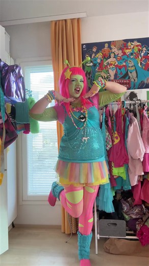 Halloween Costume Reveal: Alien Peace & Love Outfit