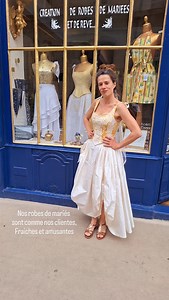 Le petit poulbot de Montmartre, le bel Ulysse accompagne sa maman pour le dernier essayage de sa robe de mariée. Pour une réception au coeur de Montmartre, le bustier est en imprimé toile de jouy, façon raisins. Une grande jupe en soie écrue est relevée sur un côté pour permettre des levers de jambe magistraux, cancan de Montmartre et sa butte oblige. La mariée n'est autre que la talentueuse comédienne @elsa_de_belilovsky #montmartre #artisansfrançais #artistes #robedemarieeunique #robedemariéep