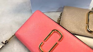 【💌#mc皮夾開箱特輯💌】 有鍊帶可以背著實在太方便了！ #marieclairetw #mcfashion #mc最新 #mc編輯開箱 #MARCJACOBS | 美麗佳人 Marie Claire Taiwan